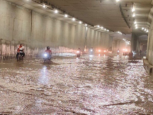 Delhi Traffic Advisory: Commuters Warned of Waterlogging and Potholes