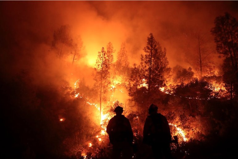 Hundreds of firefighters struggle to tackle huge wildfire near Lisbon