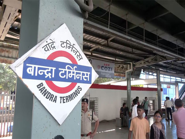 Chaos Unleashed: Stampede at Bandra Station Injures Nine