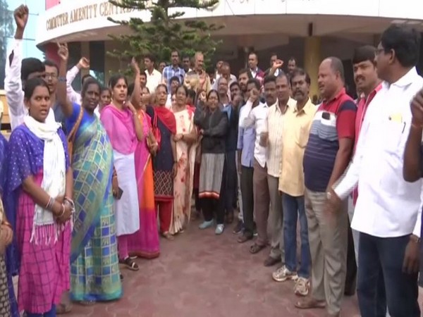Telangana govt not taking necessary steps to allow TSRTC employees to resume duties: RTC workers