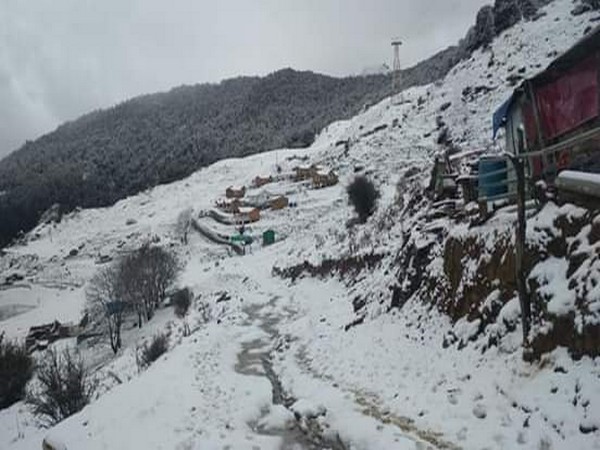 Uttarakhand: Chamoli district receives fresh snowfall