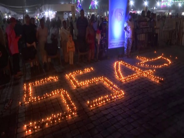 554 lamps lighted to celebrate 554th birth anniversary of Guru Nanak Dev in Kolkata   