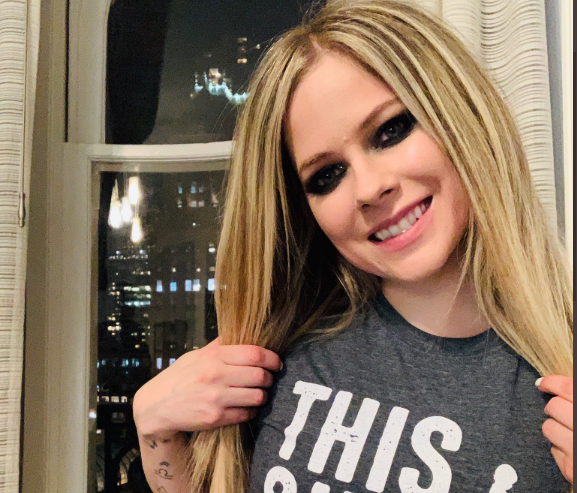 Avril Lavigne postpones shows due to COVID-19 case on tour