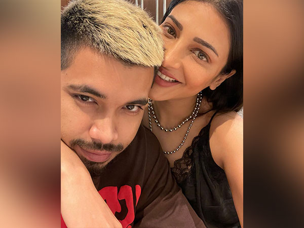 Shruti Haasan shares adorable pic with beau Santanu from her birthday bash