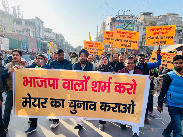 AAP protests across Delhi against BJP over delay in mayor election