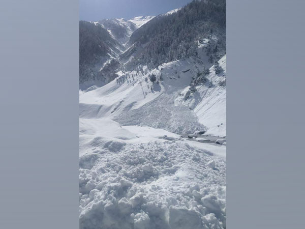 Snow avalanche occurs in J-K's Sonamarg near Army convoy ground