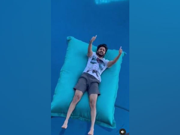 Riteish Deshmukh shares quirky weekend special video in swimming pool featuring 'Main Hoon Don'