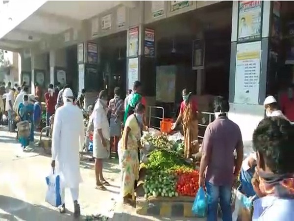 Locals in Andhra's Chittoor defy lockdown after govt extended timings of vegetable markets