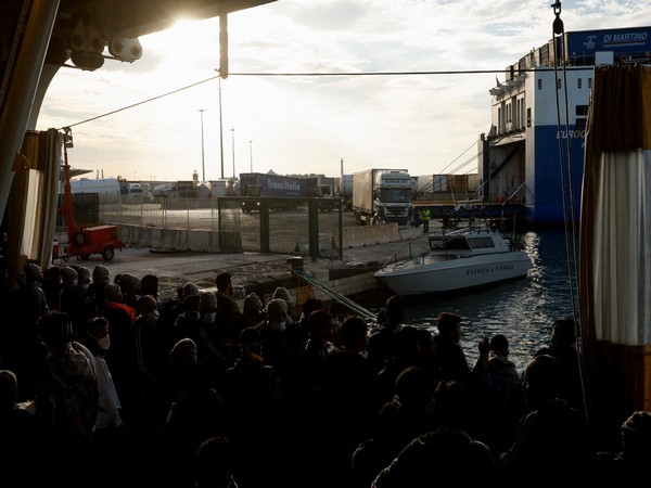 Pakistanis migrants among 190 saved by rescue ship in Italy