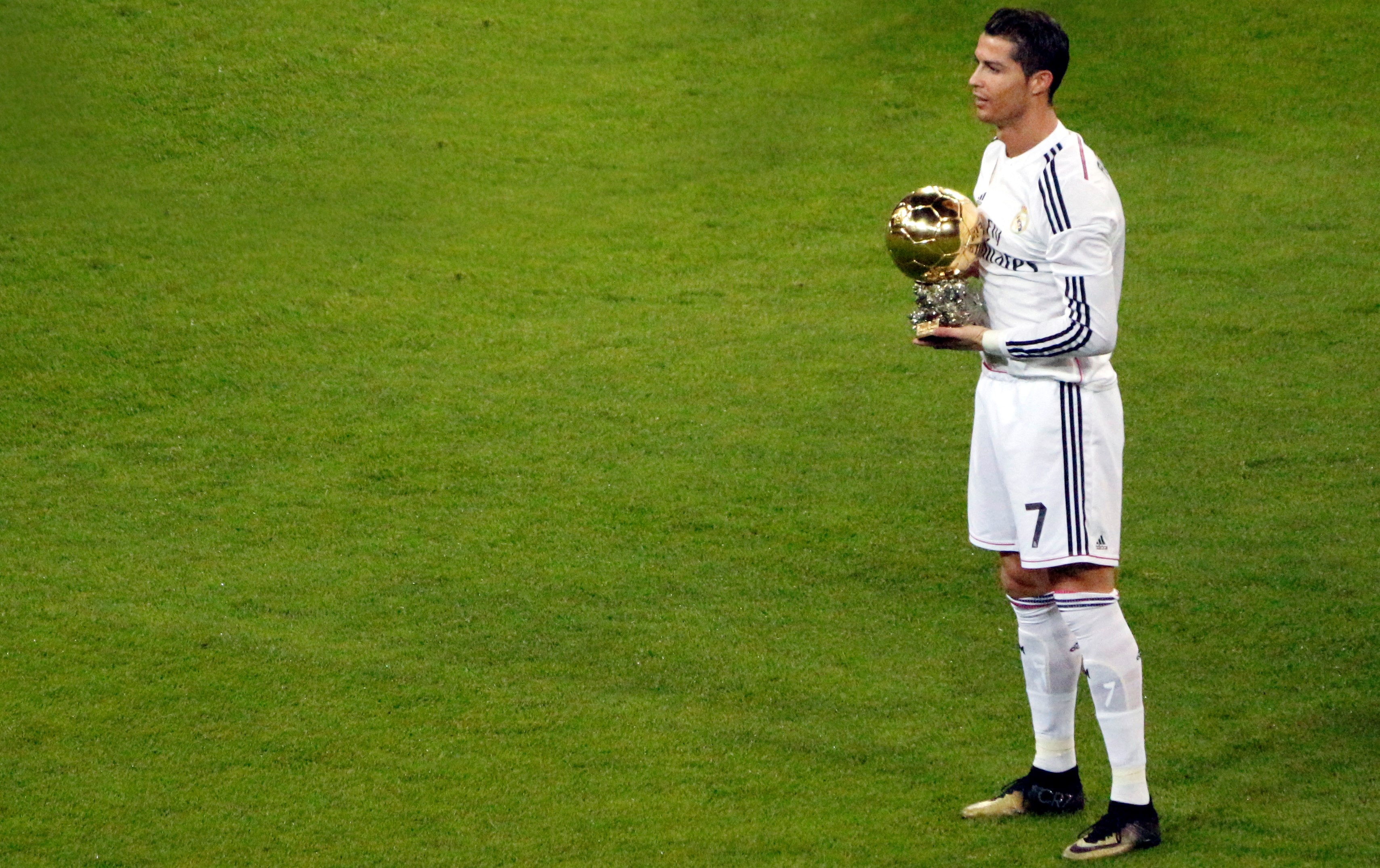 Soccer-Ronaldo slams "potato field" pitch, says not 100 percent