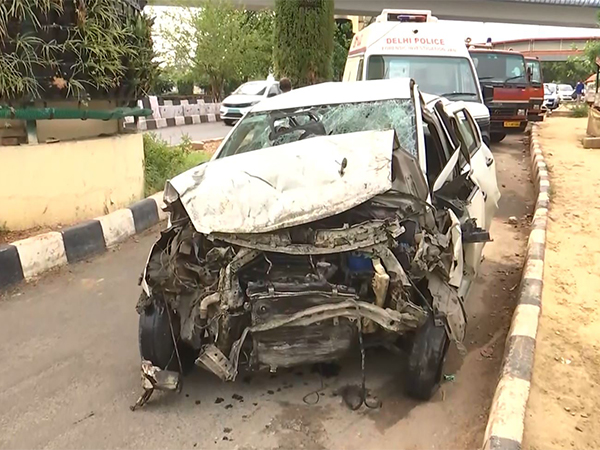Three injured as Jaguar car hits cab in Delhi's Dhaula Kuan, eyewitness shares accident details