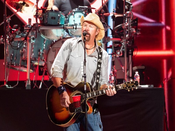 Despite battling stomach cancer, singer Toby Keith says he is feeling ...