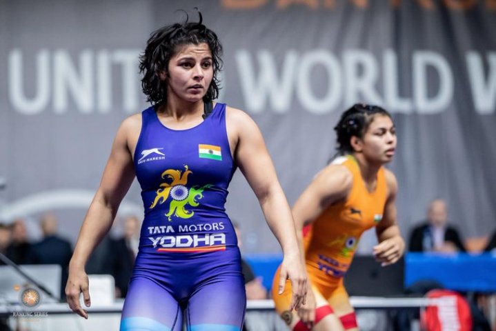 Sarita shocks Pooja Dhanda, easy win for Vinesh