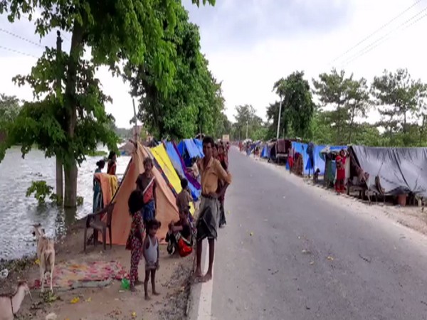 Bihar floods: People set camps at Muzaffarpur- Sheohar road
