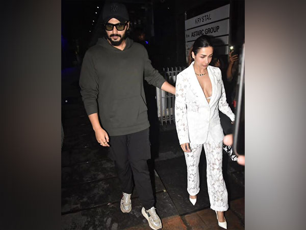 Arjun Kapoor-Malaika Arora step out for dinner date 