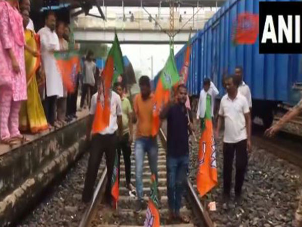 Bengal Bandh: BJP workers stage protest in Asansol against TMC Govt