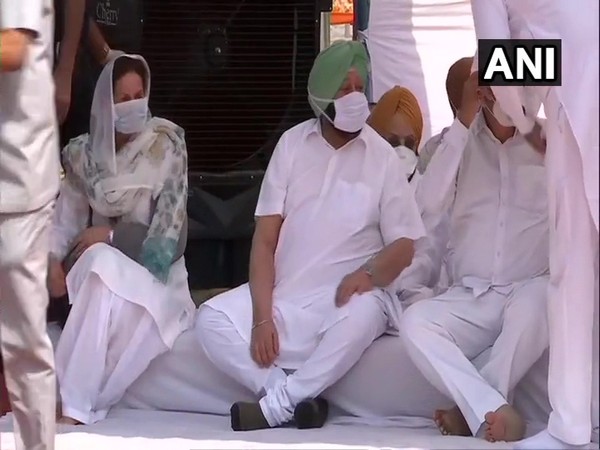 Punjab CM Amarinder Singh holds sit-in protest against agri laws
