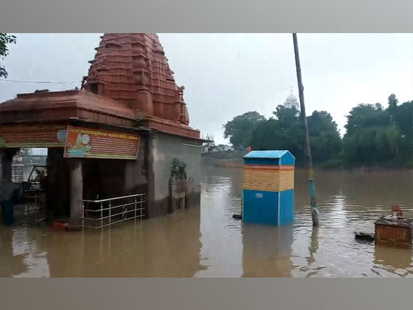 Continuous Rain in Madhya Pradesh: Rising Shipra River Submerges Ram Ghat, Causes Tragic Wall Collapse