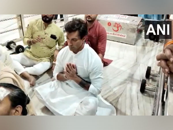 Actor Karan Singh Grover offers prayers at Mahakaleshwar temple in MP's Ujjain