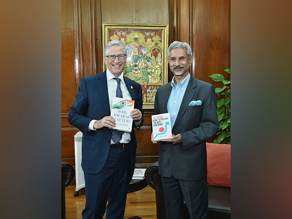 EAM Jaishankar meets Bill Gates, exchange books during meeting in Delhi