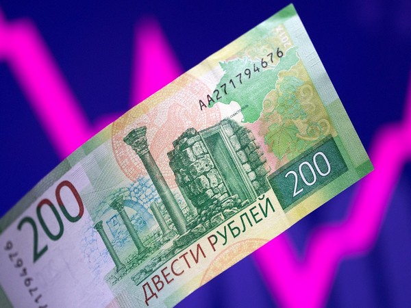 Russian rouble weakens towards 61 vs dollar