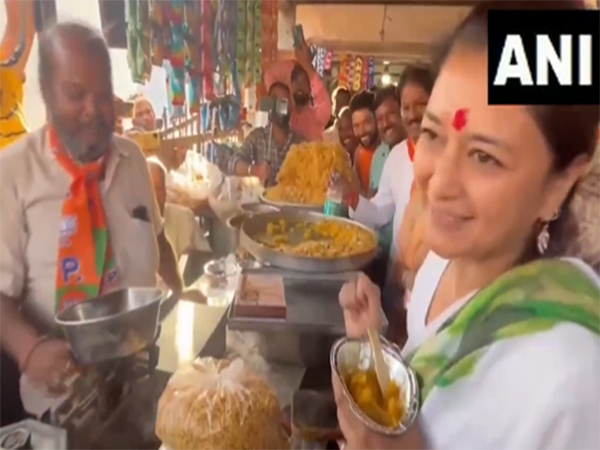 MP: Jyotiraditya Scindia's wife Priyadarshini Raje campaigns at Shivpuri market, tastes famous 'Paan'