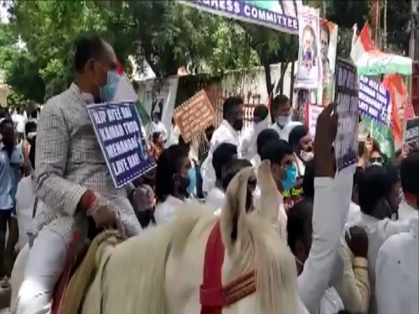 TPCC leaders protest against Central govt due to hike in fuel prices