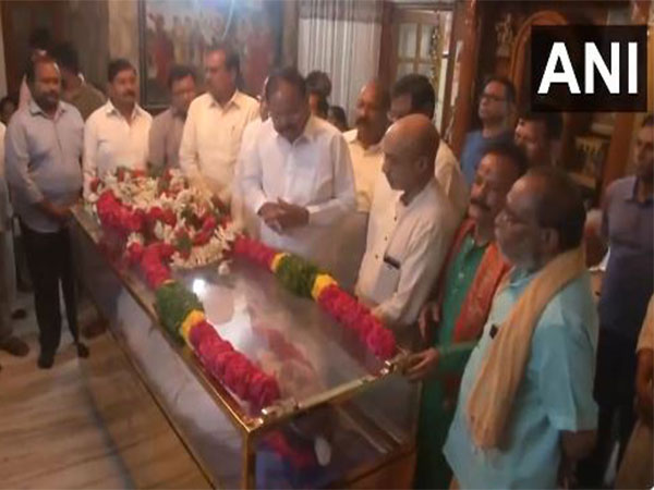 Veteran Congress leader D Srinivas passes away; former Vice President M Venkaiah Naidu pays tribute