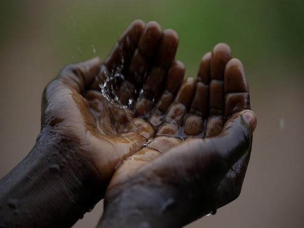 Families trek to unsafe wells as taps run dry in drought-hit Zimbabwe