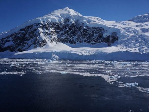 Worsening rifts, fractures spotted at two of Antarctica's key glaciers