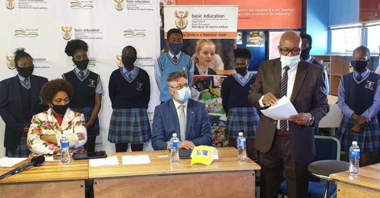 Portugal donates 25 laptops and 2 000 masks to support reopening of schools