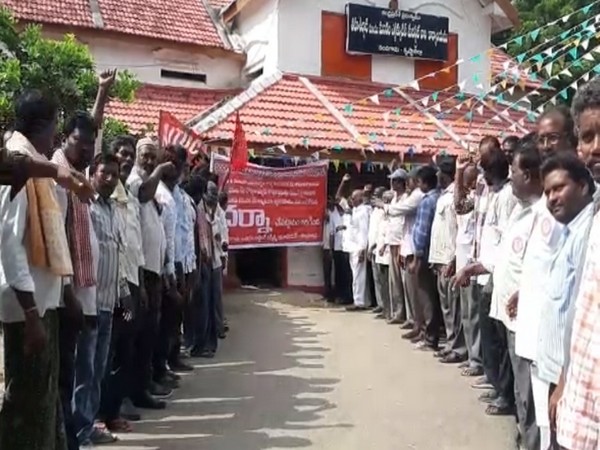 AP: Construction workers hold dharna in Nandigama over sand shortage
