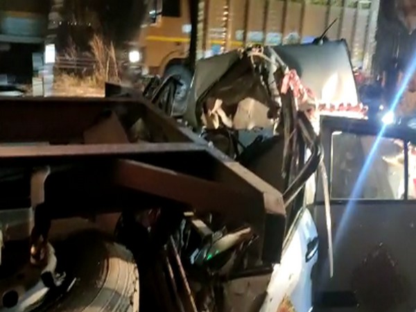 Four killed, 1 injured as car collides with gas tanker on Pune-Mumbai highway