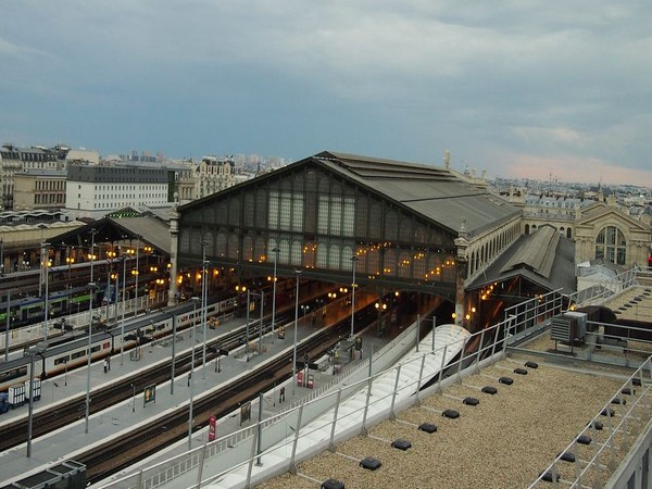 Paris train station evacuated after bomb scare