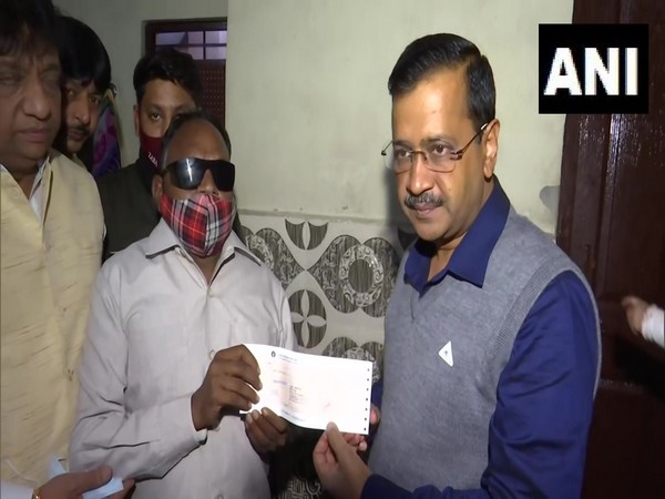 Arvind Kejriwal visits, gives financial aid to family of corona warrior who died due to COVID