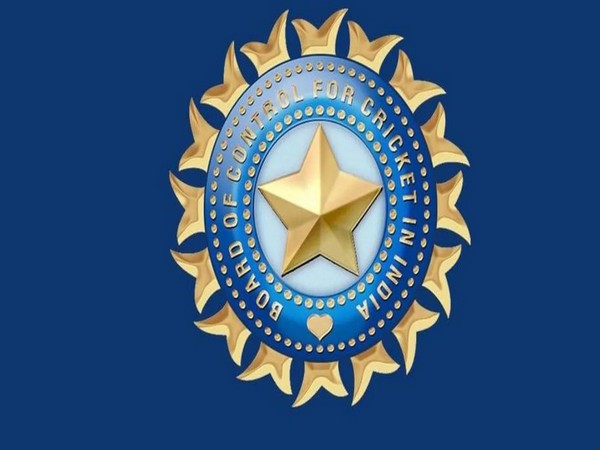 BCCI extends contracts of Dravid and his support staff
