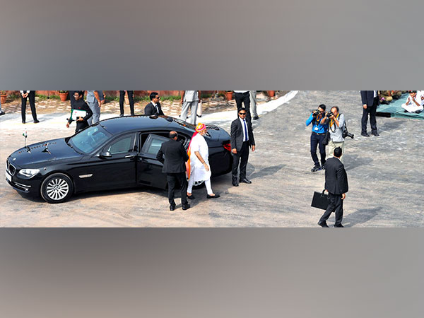 From SPG to armored cars, Know more about PM Modi's security - video  Dailymotion