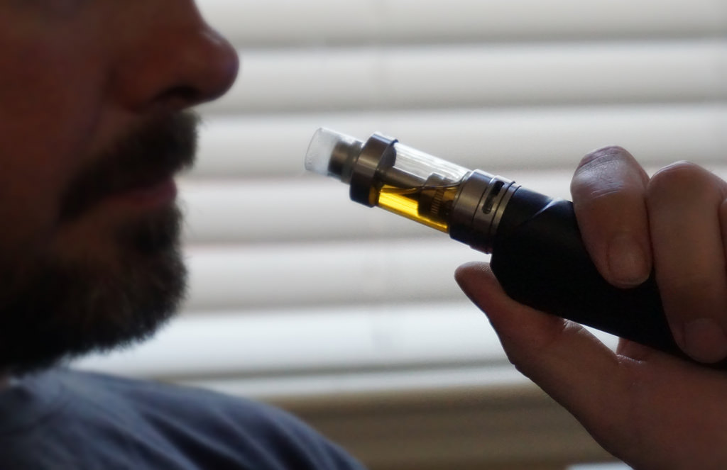 UPDATE 1-U.S. doctors rule out pneumonia due to inhaled oil as cause of vaping injuries