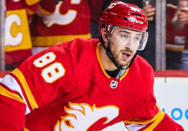 Mangiapane notches hat trick as Flames top Ducks