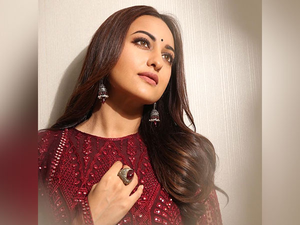  Sonakshi Sinha looks alluring in new picture