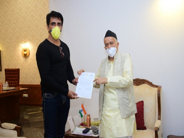 Sonu Sood meets Maha Guv; discuss initiatives taken for safe travel of migrant people