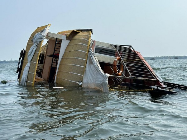 Kerala: Narrow escape for 3 tourists as houseboat sinks in Alappuzha lake