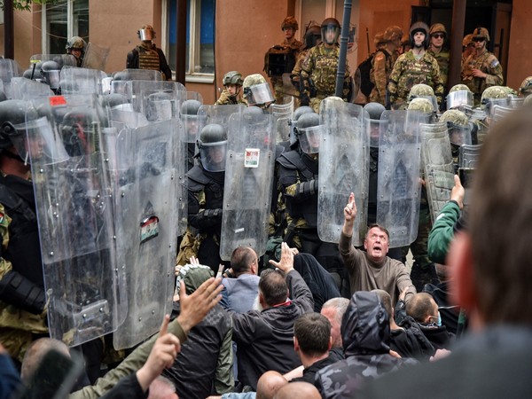 Kosovo: 25 NATO soldiers injured in clashes with Serb protesters |  International