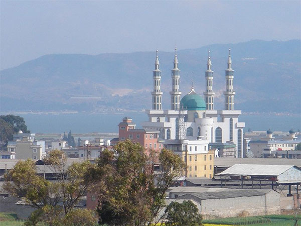 China: Ethnic minority Muslims surround mosque to prevent authorities from removing its dome, minarets