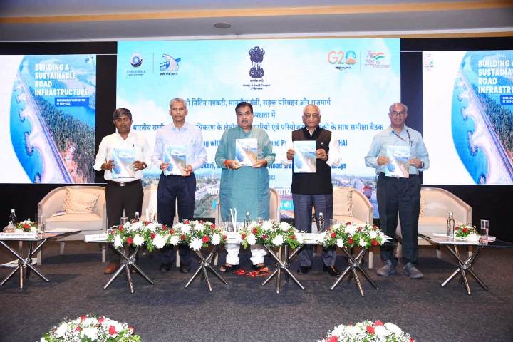 Gadkari launches Mobile Apps providing ‘Ease of Commuting’ on National Highways