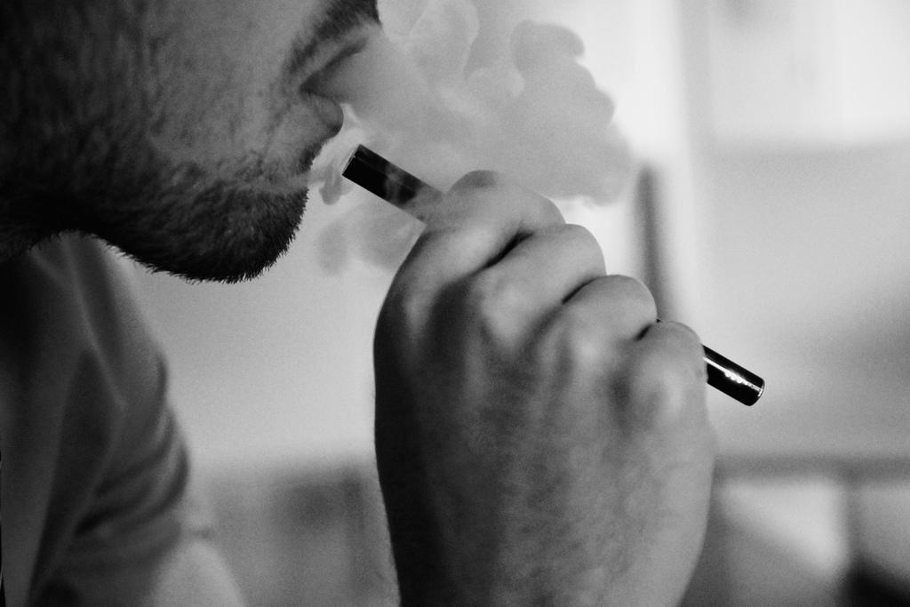 Industry experts criticizes govt move to ban vape products online sale