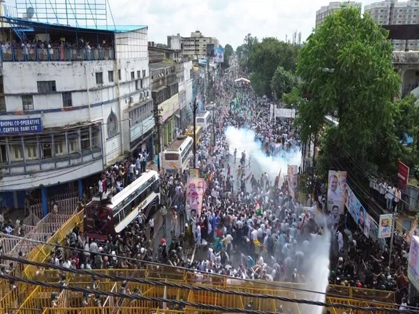 Madhya Pradesh Congress Protests Against BJP Government: Police Respond with Water Cannons and Tear Gas