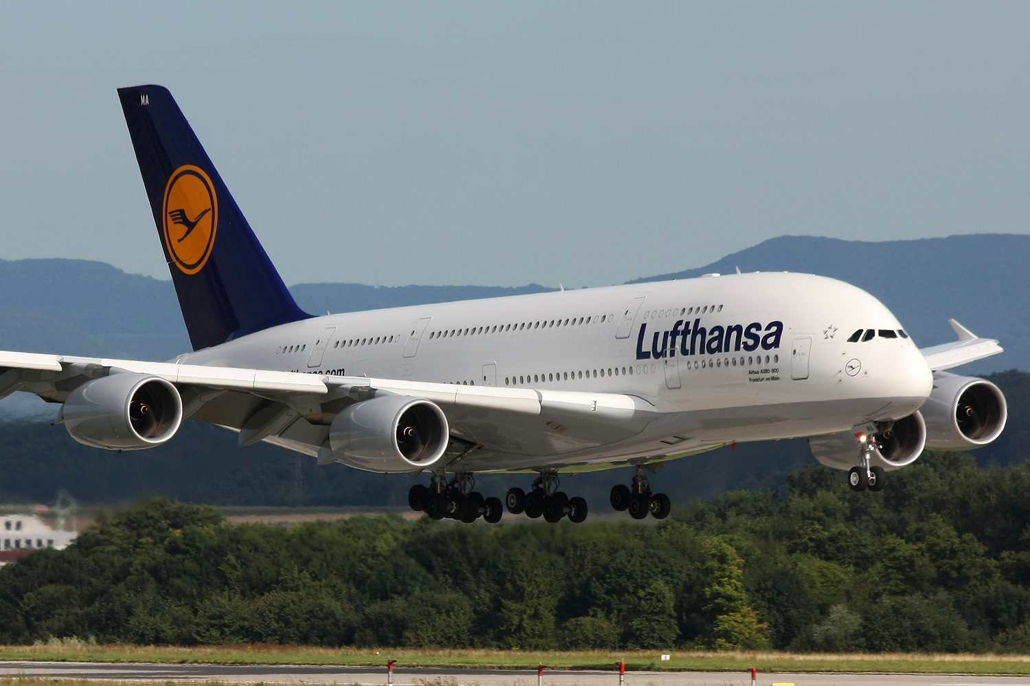 UPDATE 1-Europe gives up gains as earnings disappointments from Lufthansa, BNP Paribas weigh