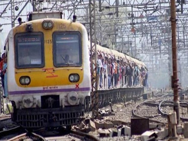 Mumbai: Railway police held 2 including minor for performing stunts on train
