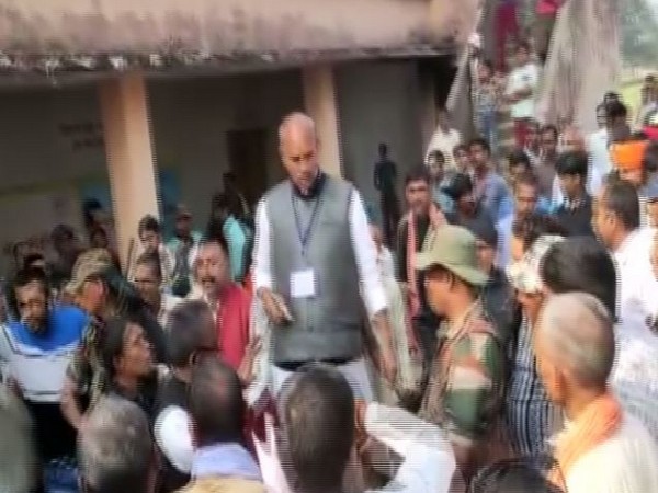 Jharkhand polls: Congress candidate brandishes pistol to deter opponents after a scuffle 